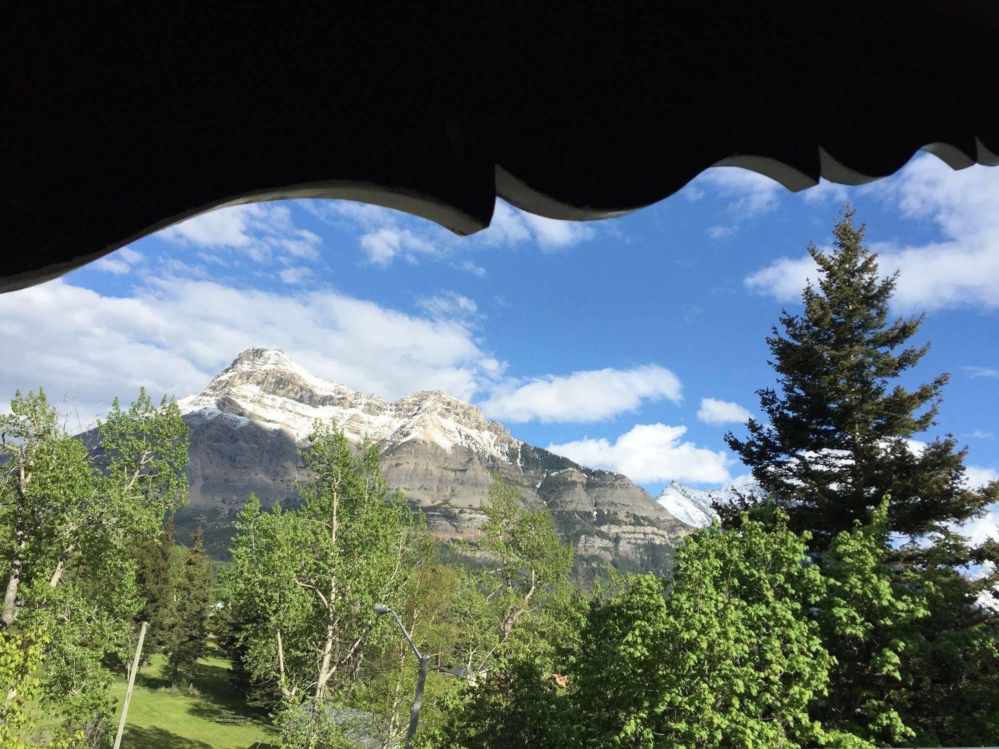Northland Lodge Waterton Exterior foto