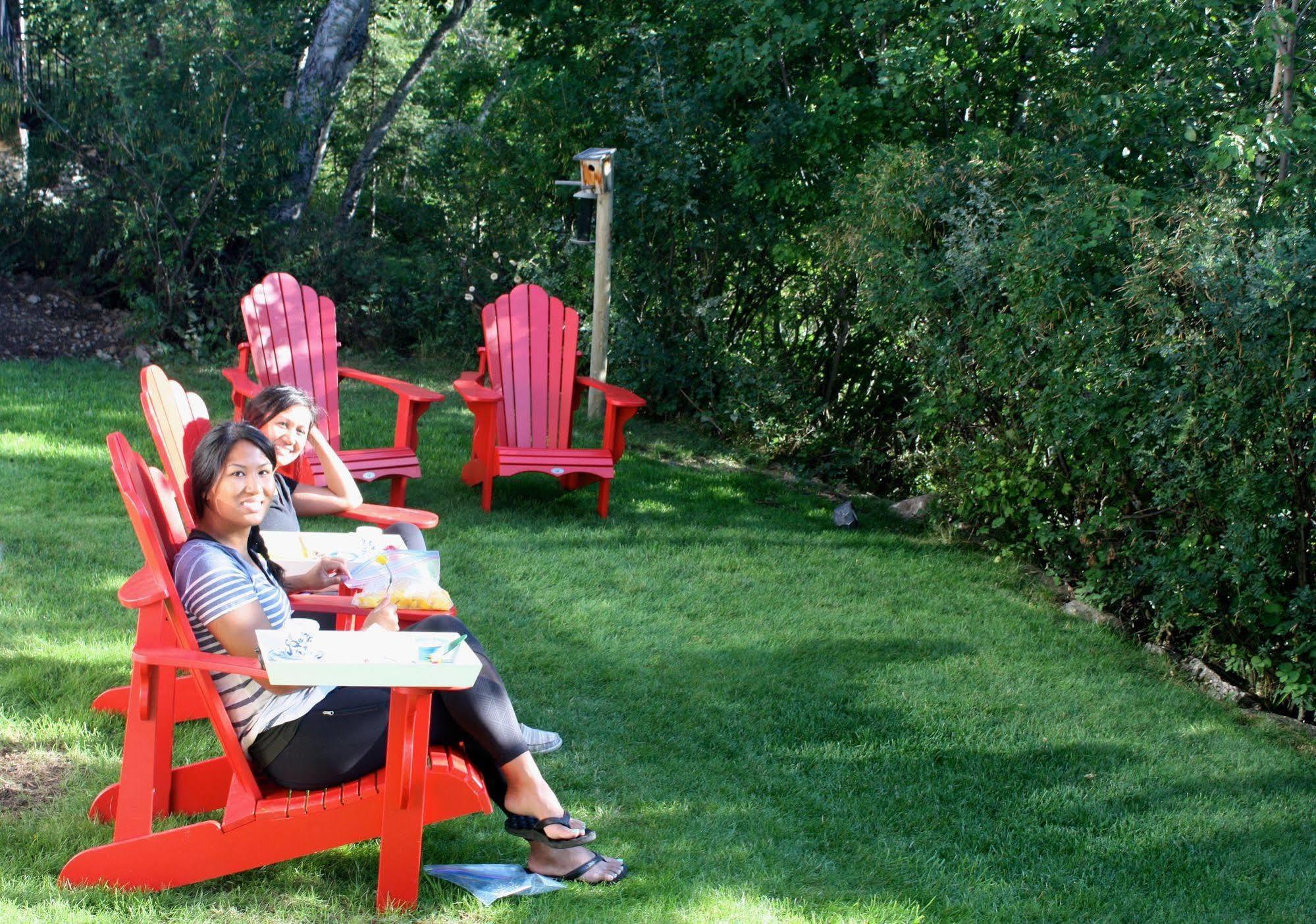 Northland Lodge Waterton Exterior foto
